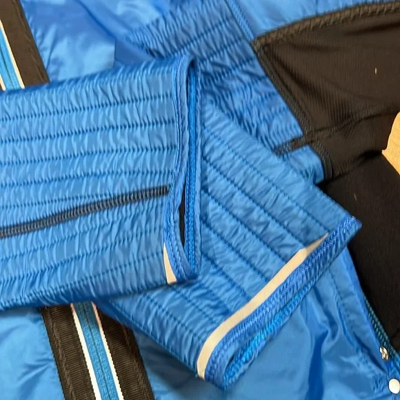 EUC Lululemon Run: Bundle Up Jacket (US 8) - Black / Beaming Blue - Picture 5 of 16